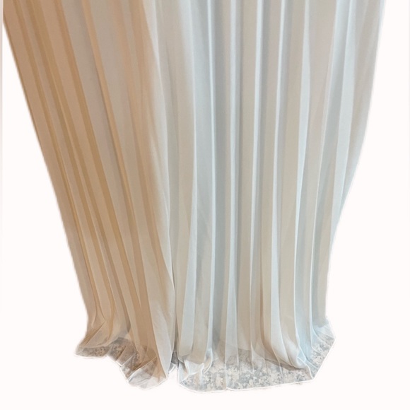 ***NWT***. CACHET GOWN (IVORY) WITH GOLD TRIM (10) - Picture 6 of 7